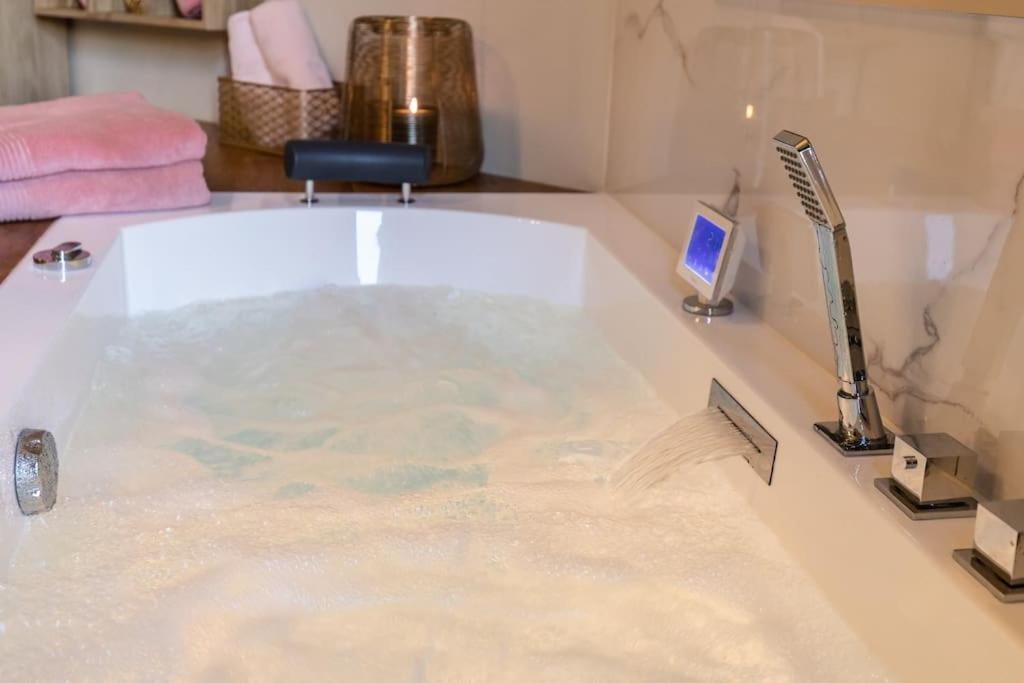 De Luxe Avec Jacuzzi Au Centre De