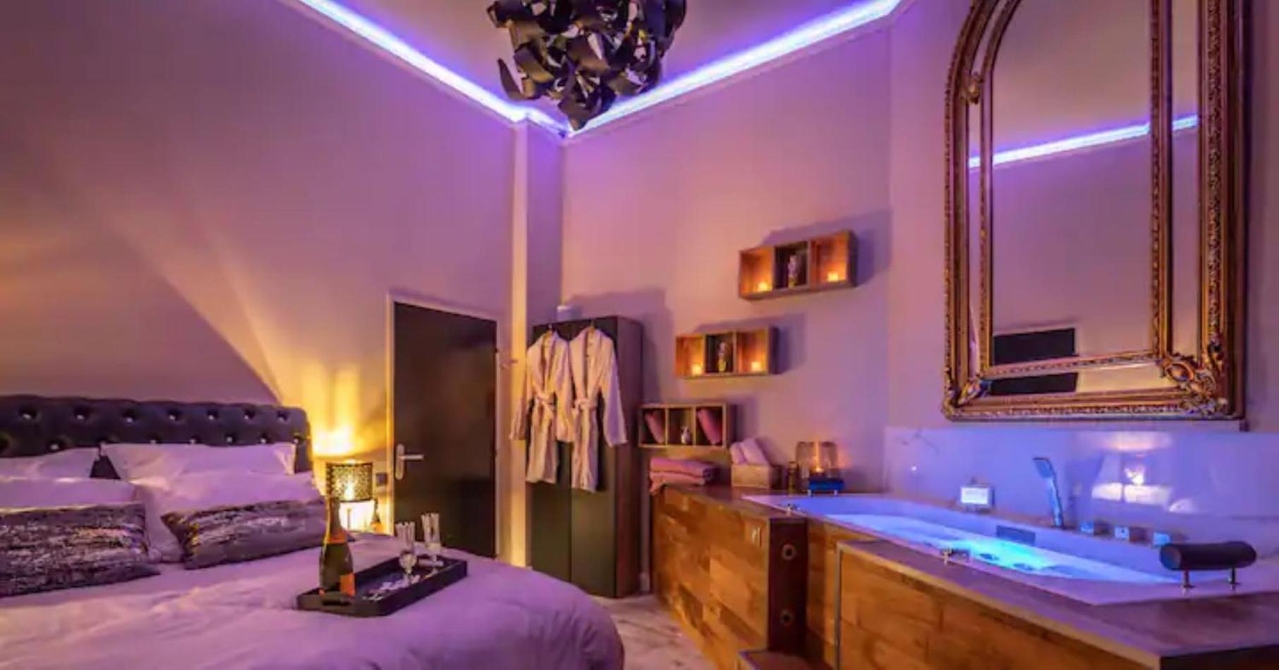 De Luxe Avec Jacuzzi Au Centre De Appartement